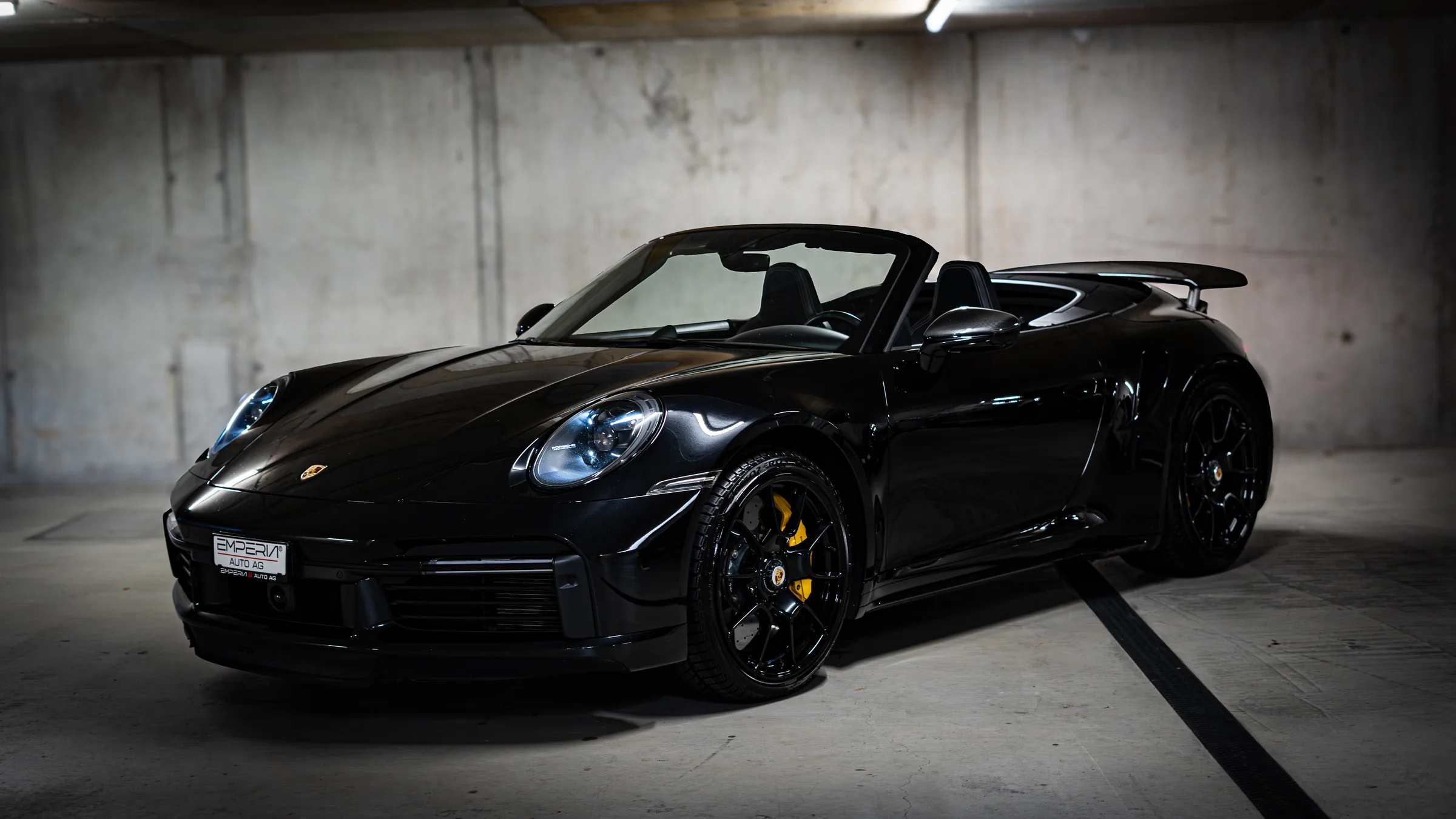 911 Turbo S Cabriolet offen vor Sichtbeton