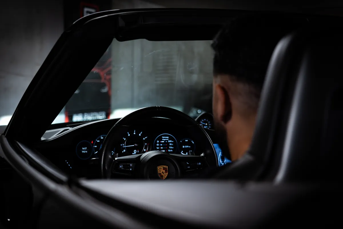 Blick über die Schulter des Fahrers ins Cockpit