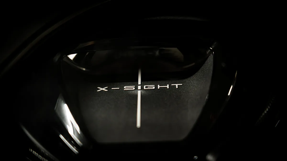 Motorabdeckung mit X-Sight-Schriftzug